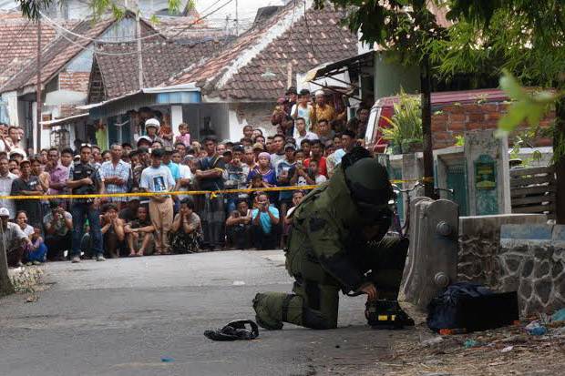 Allegedly Contains Backpack Bomb Hebohkan Pasuruan