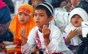 anak yatim piatu berdoa saat